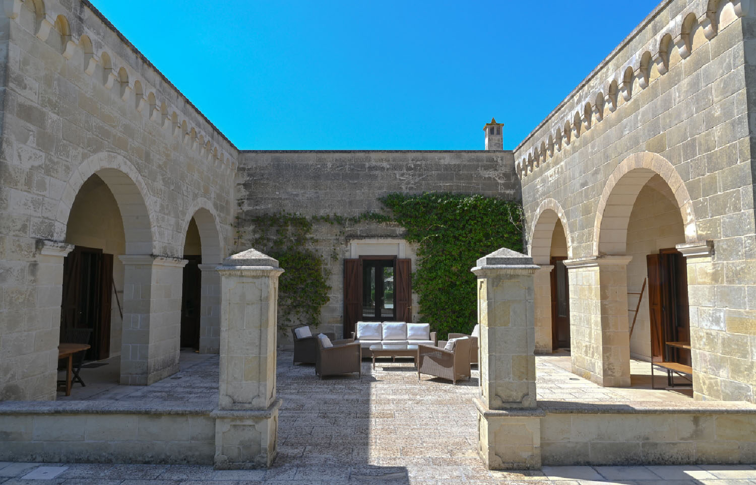 Masseria Calavaggi - Terrace Courtyard