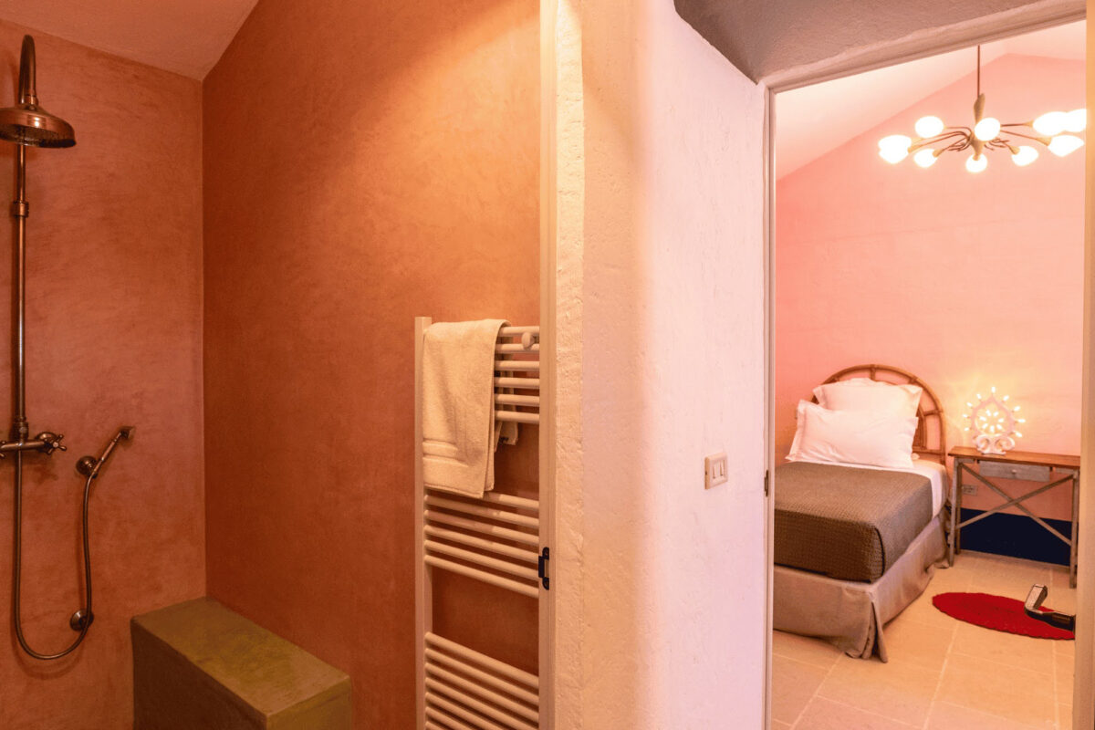 Torre Carpignano - Pink Bedroom and Ensuite Bathroom