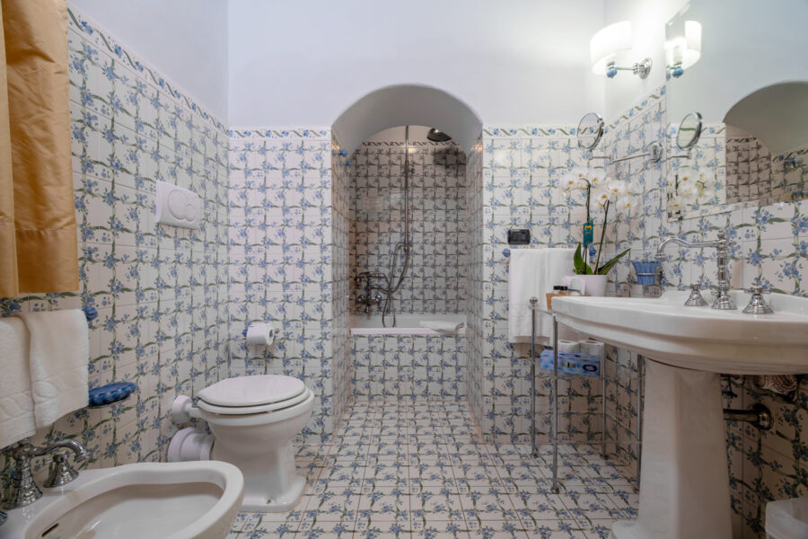 Castello Bonaparte - Main House - Myosotis Double Bedroom - Ensuite Bathroom