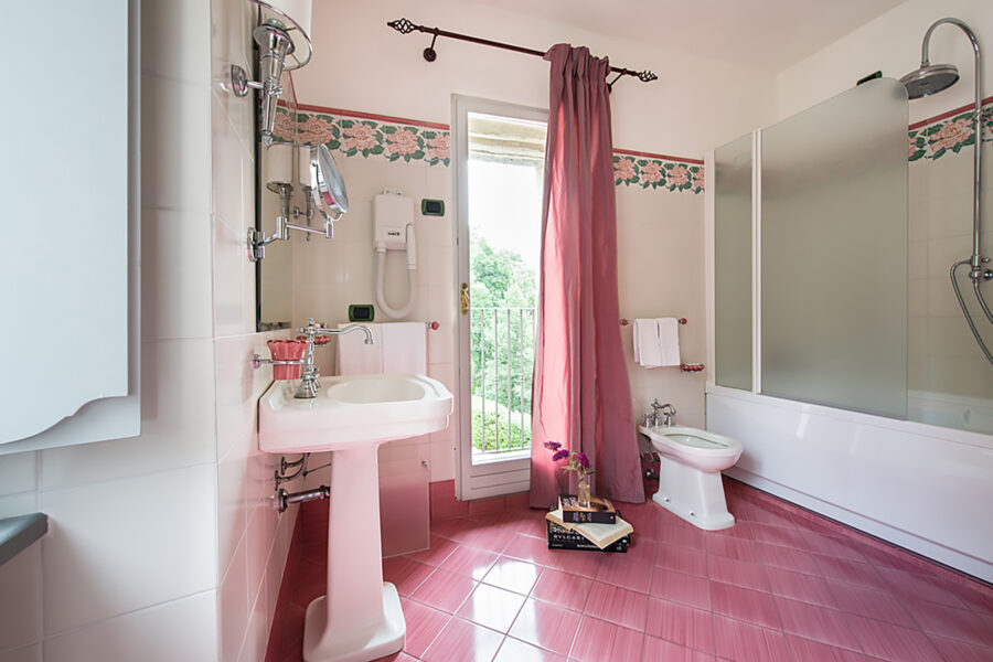 Castello Bonaparte - Main House - Peony Double Bedroom - Ensuite Bathroom