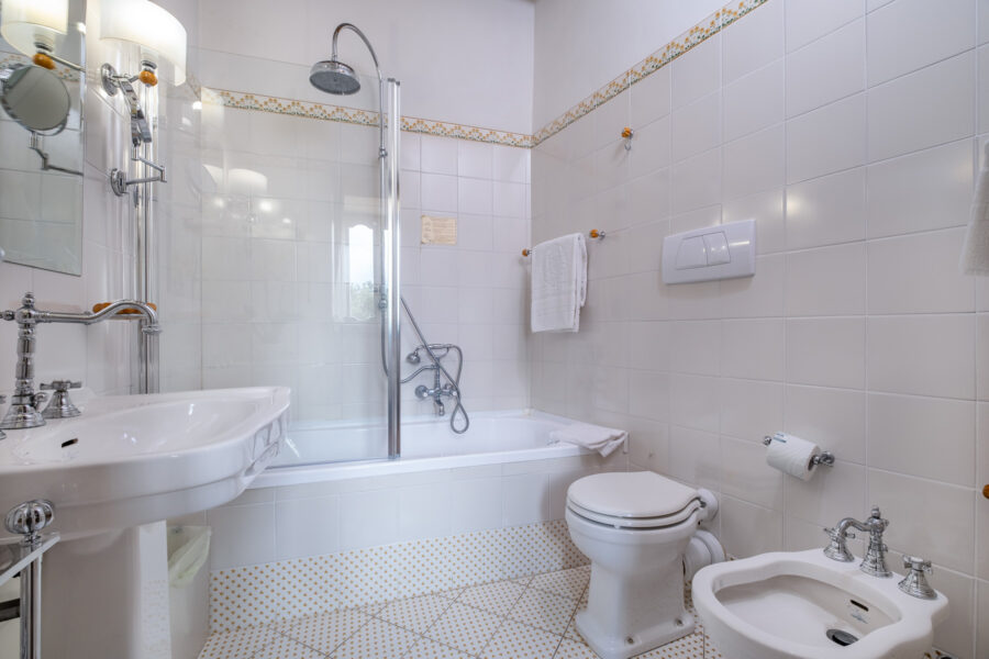 Castello Bonaparte - Main House - Primrose Double Bedroom - Ensuite Bathroom