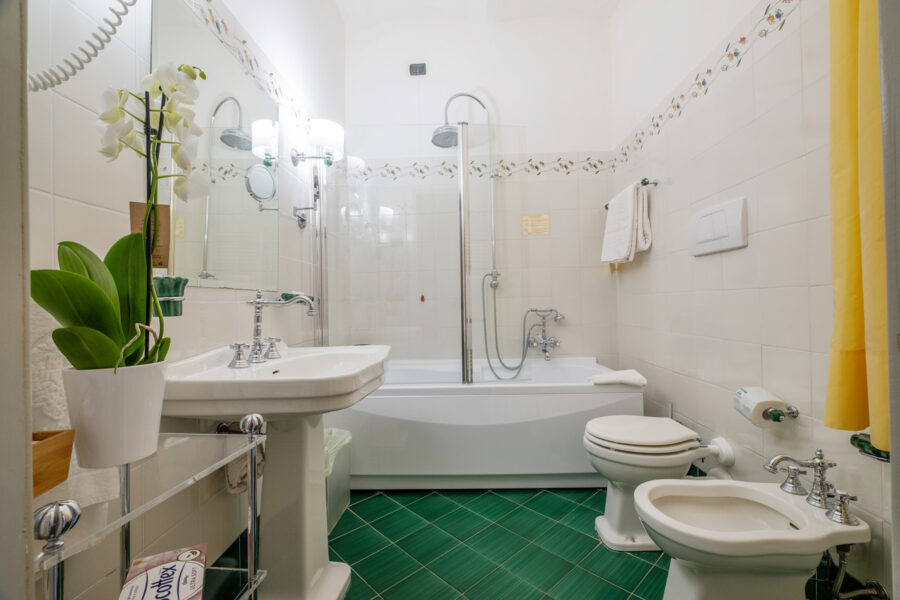 Castello Bonaparte - Main House - Tulip Double Bedroom - Ensuite Bathroom