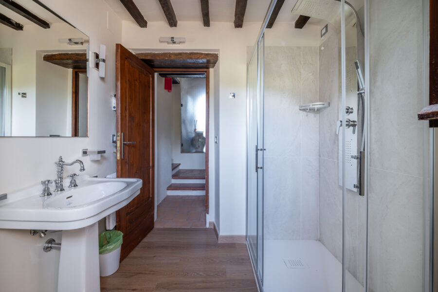 Castello Bonaparte - Tower Palace - The Vassal Double Bedroom -Ensuite Bathroom