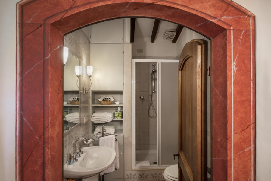 Castello Bonaparte - Tower Palace - The Knight Bedroom - Ensuite