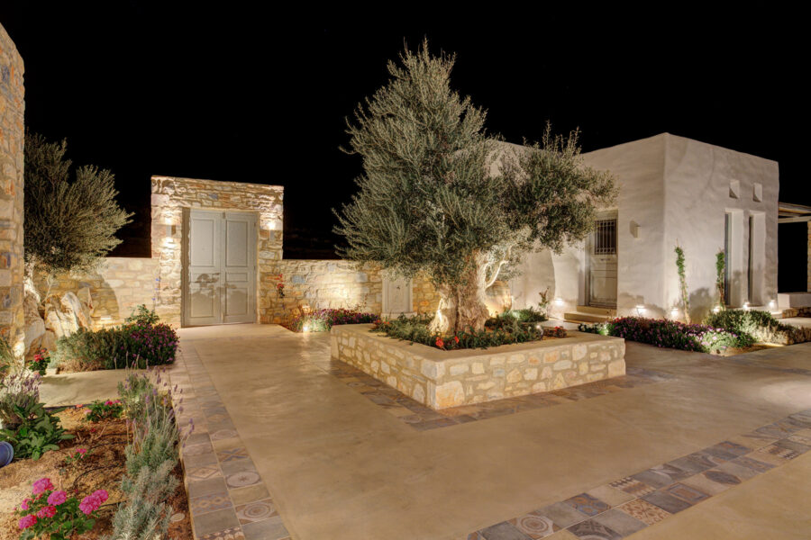 Marpissa Estate - Exterior Courtyard At Night
