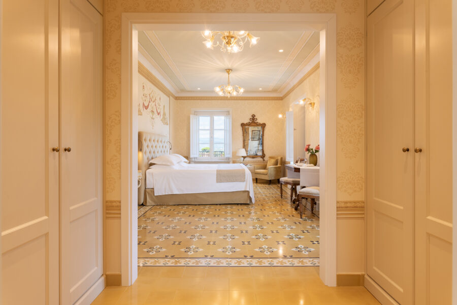 Villa Vorno - Yellow Bedroom