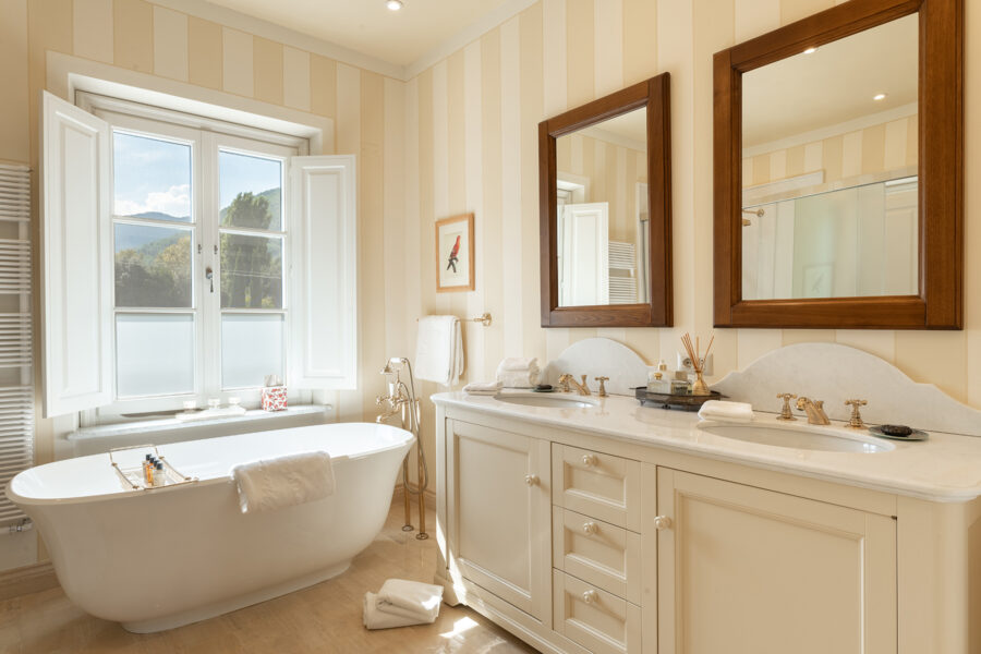 Villa Vorno - Yellow Bedroom Ensuite Bathroom