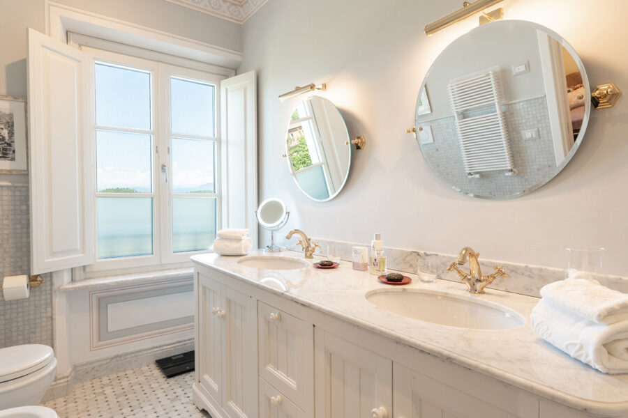 Villa Vorno - Pink Bedroom Ensuite Bathroom