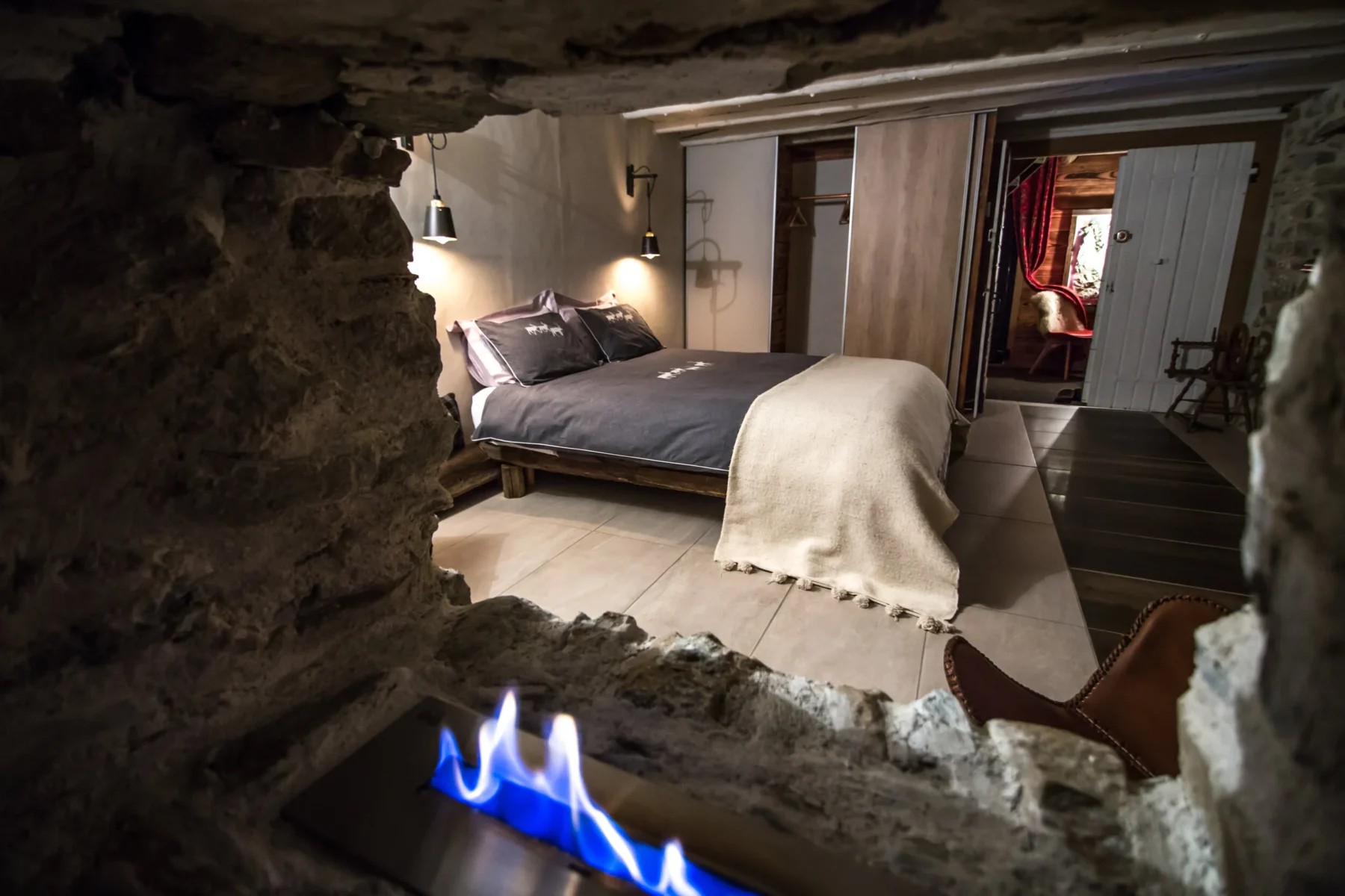 bedroom and fireplace chalet fnet