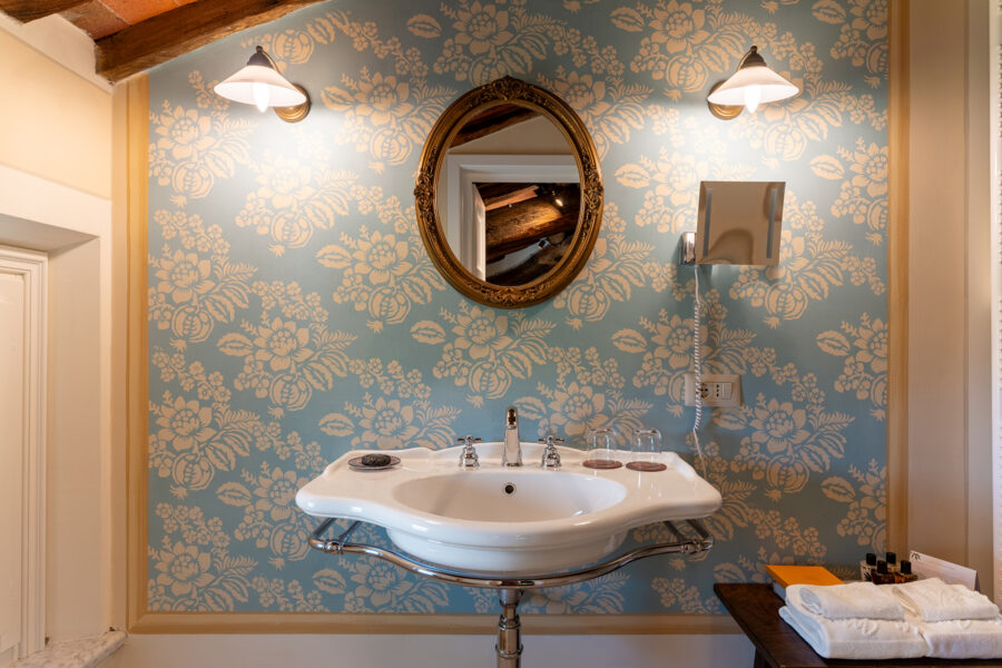 Villa Vorno - Turquoise Ensuite Bathroom