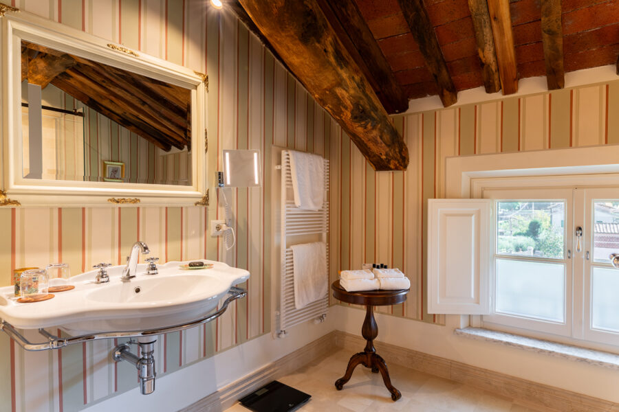 Villa Vorno - Green Bedroom Ensuite Bathroom