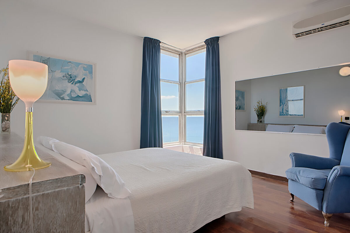 Villa Rosignano Sea Front - Double Bedroom