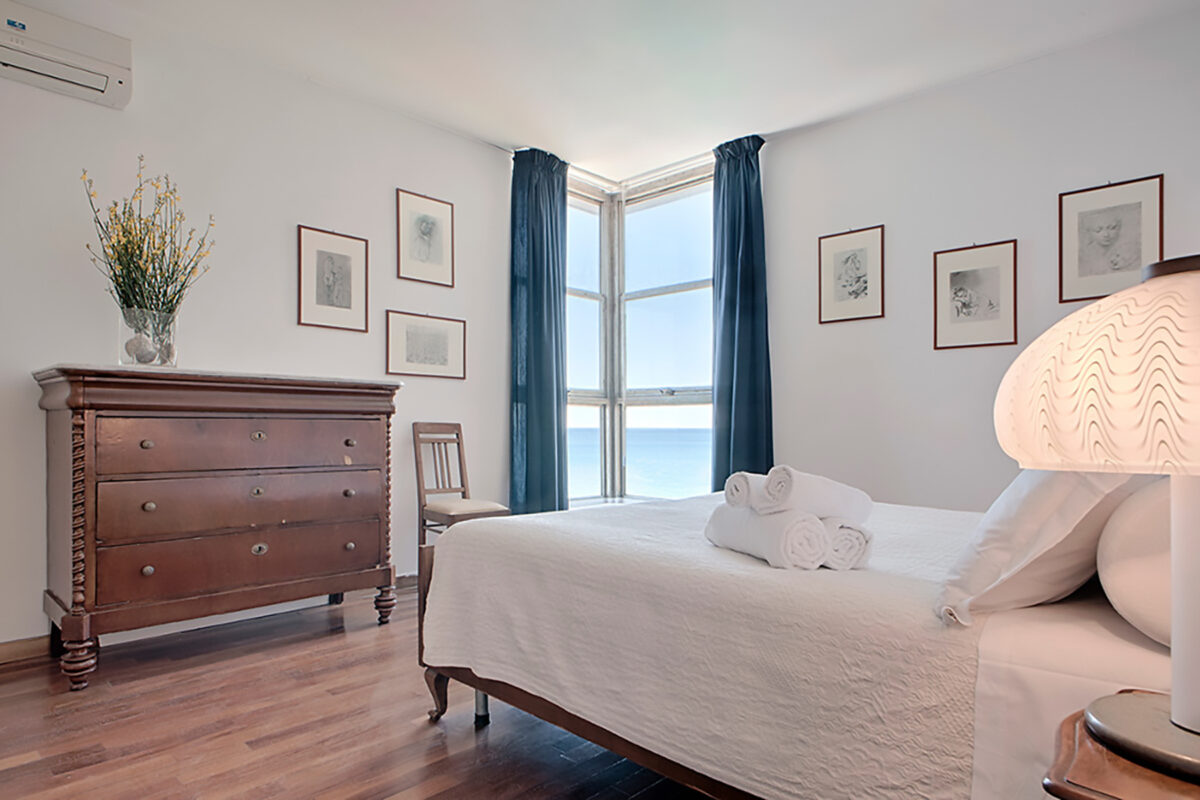Villa Rosignano Sea Front - Double Bedroom