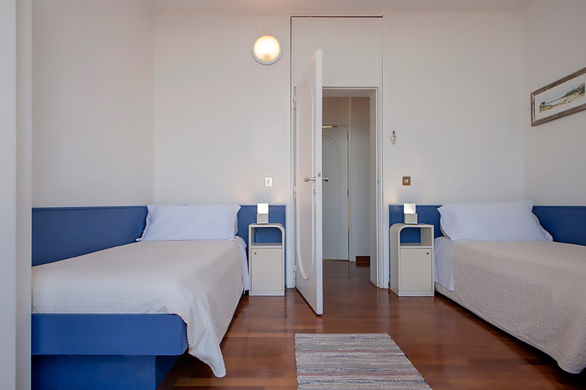 Villa Rosignano Sea Front - Twin Bedroom