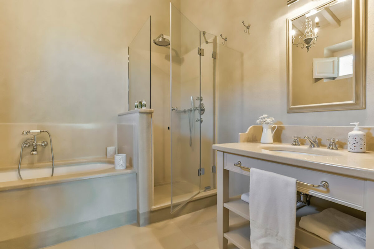 Castel di Pietra - Twin Bedroom Bathroom