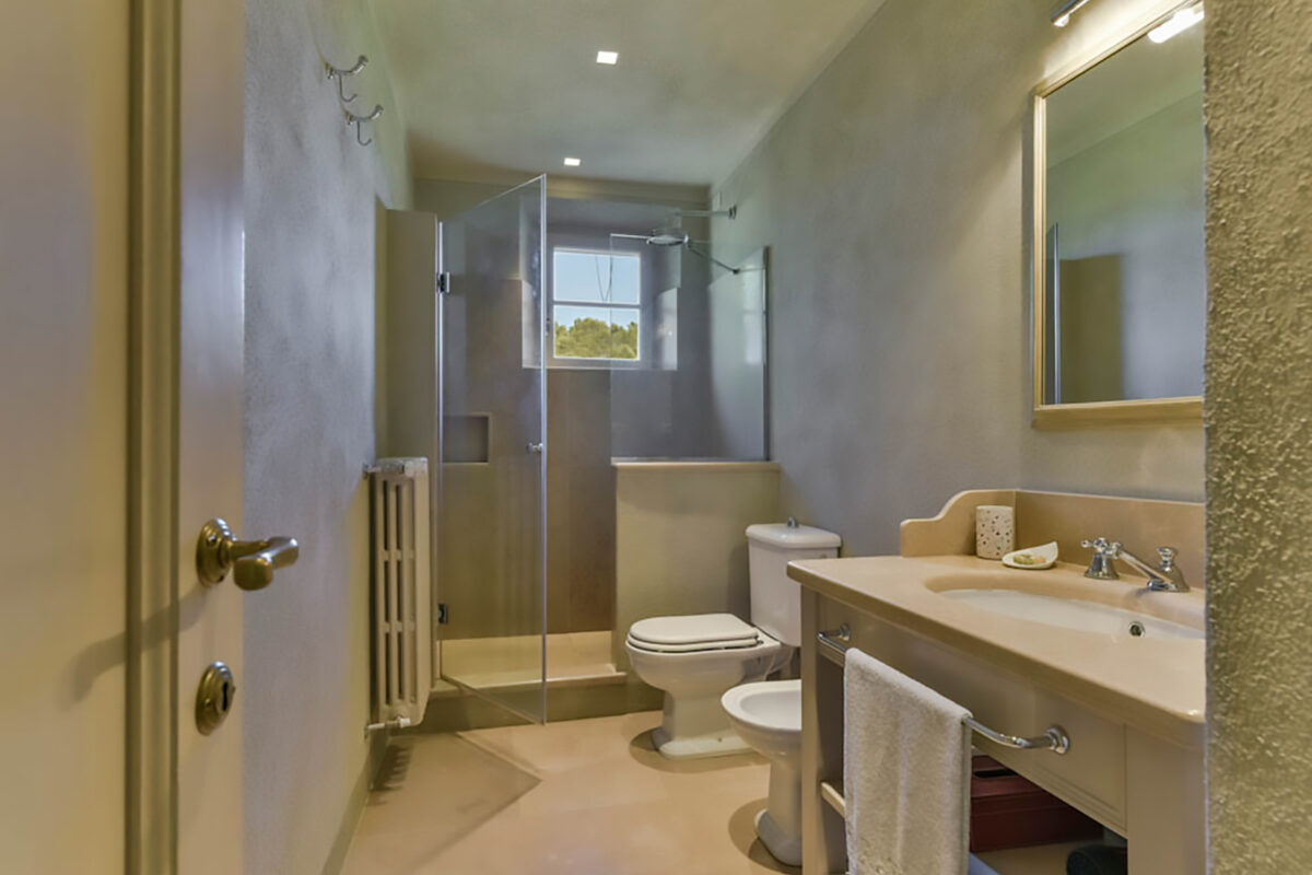 Castel di Pietra - Double Bedroom Ensuite Bathroom