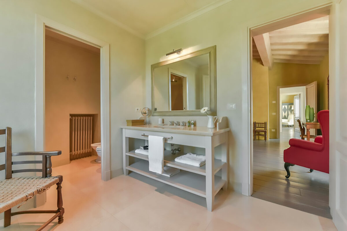Castel di Pietra - Double Bedroom Ensuite Bathroom