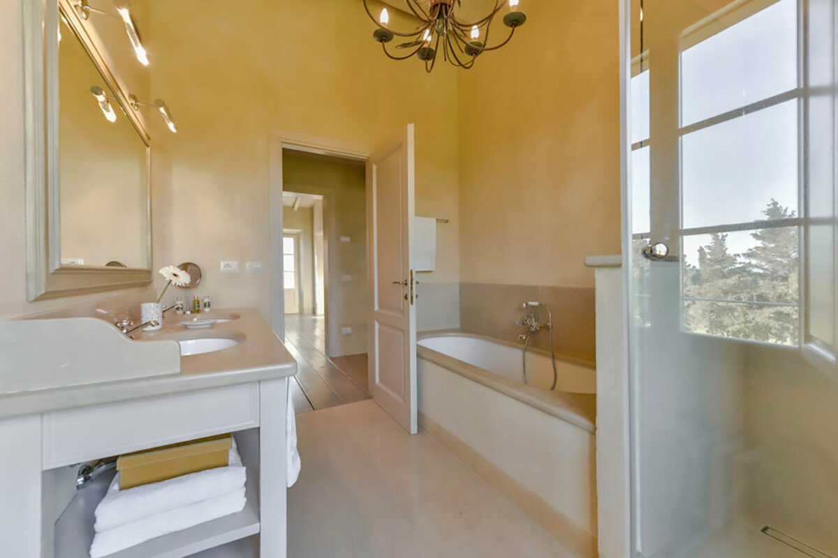 Castel di Pietra - Double Bedroom Ensuite Bathroom