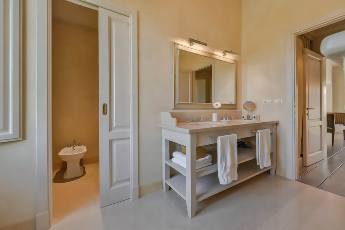 Castel di Pietra - Double Bedroom Ensuite Bathroom