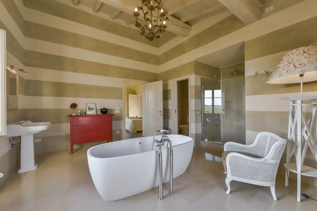 Castel di Pietra - Double Bedroom Ensuite Bathroom