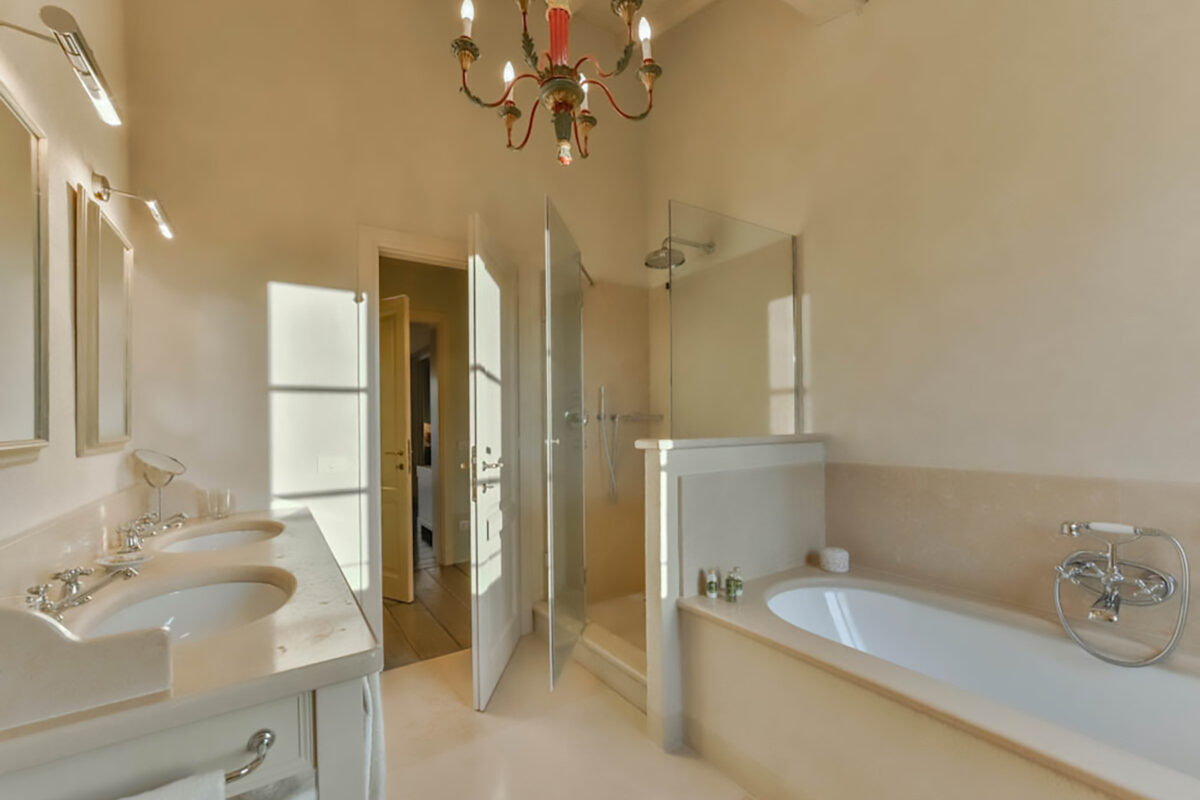 Castel di Pietra - Double Bedroom Ensuite Bathroom