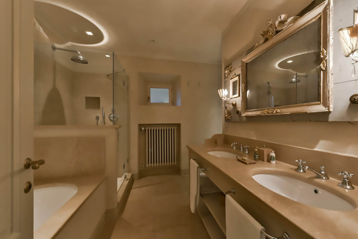 Castel di Pietra - Double Bedroom Ensuite Bathroom